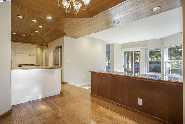 3 BLACKHAWK CLUB CT, Danville CA: https://media.crmls.org/mediaz/46d9966a-3ae9-4e96-96f6-75463a38ac87.jpg