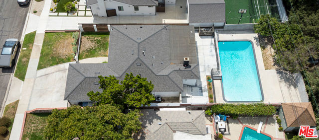 3149 N Naomi Street, Burbank CA: https://media.crmls.org/mediaz/46d9e14f-6438-4d4e-b44e-e3bccf92e7b5.jpg