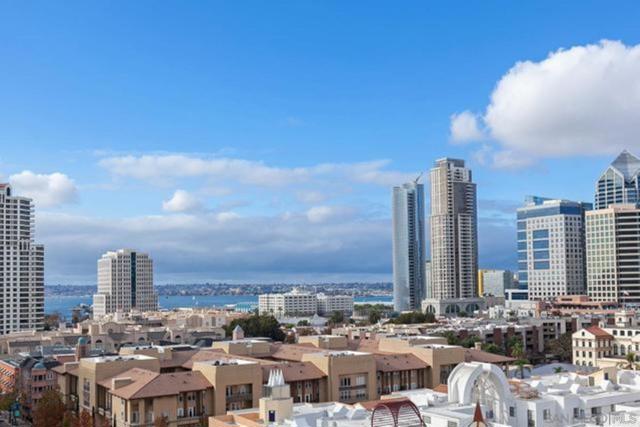 555 Front St, San Diego CA: https://media.crmls.org/mediaz/46da165b-1371-4d57-a0c8-a1244462eeaf.jpg