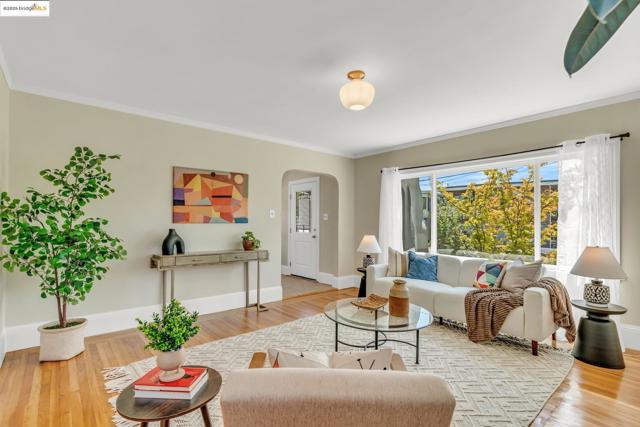 3671 38th Ave, Oakland CA: https://media.crmls.org/mediaz/46daad2a-7bb9-4e08-8055-6a81105aeb95.jpg