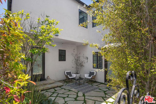 921 16th Street, Santa Monica CA: https://media.crmls.org/mediaz/46db70c7-b4ac-4acb-b897-3fa9f777c5a6.jpg