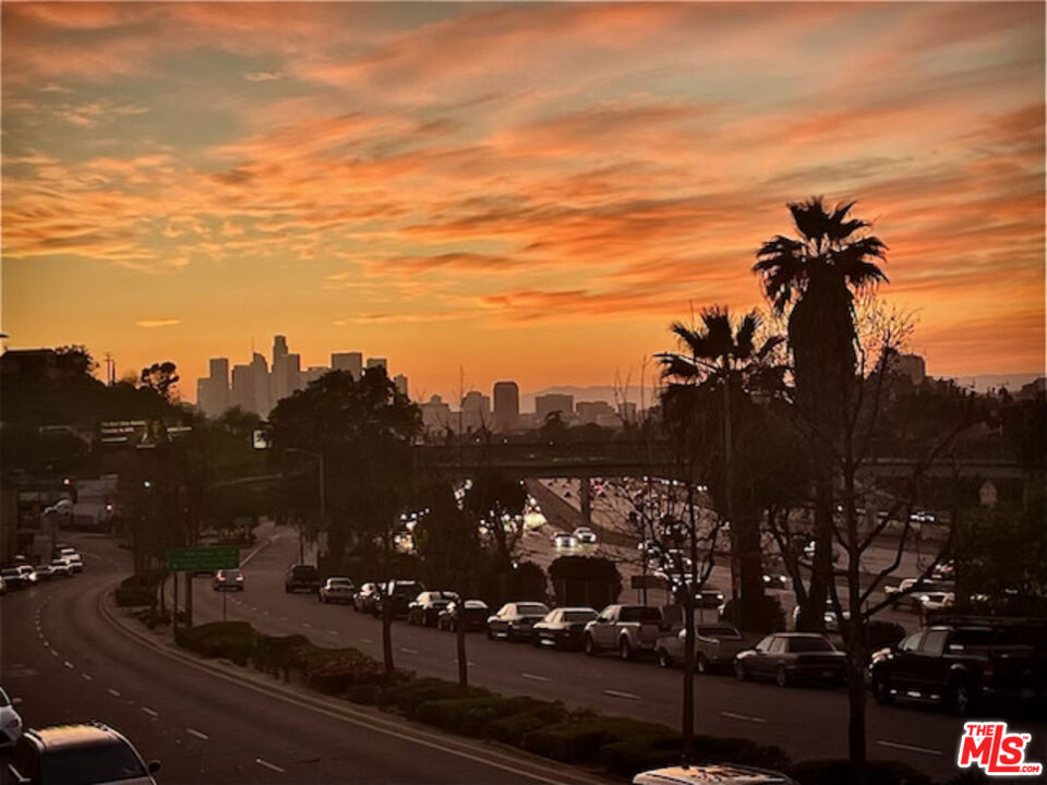 https://media.crmls.org/mediaz/46dbf770-cde3-4435-b944-5c724243555b.jpg?preset=X-Large