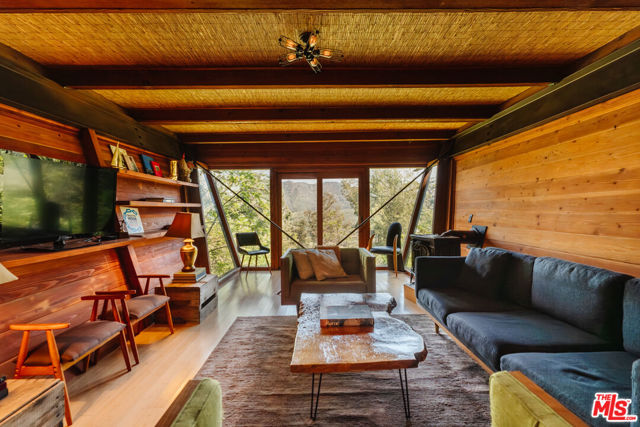 6894 Pacific View Drive, Los Angeles CA: https://media.crmls.org/mediaz/46dc4f65-6c43-46f7-a168-fbe3e9774357.jpg