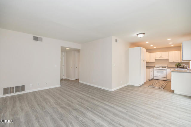 784 Seawind Way, Port Hueneme CA: https://media.crmls.org/mediaz/46ddd529-c0ee-418f-b88b-594173288581.jpg