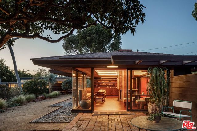 4260 Sea View Lane, Los Angeles CA: https://media.crmls.org/mediaz/46de31fb-c5b3-4f24-bb32-63cfb5cf1b23.jpg