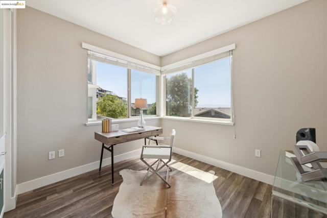 6757 Skyview Dr, Oakland CA: https://media.crmls.org/mediaz/46de5e26-c9de-4e34-8f56-f535de76048b.jpg
