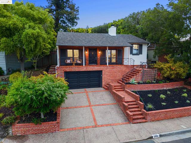 2333 Leimert Blvd, Oakland CA: https://media.crmls.org/mediaz/46df6d3b-ec0b-4a45-adf3-cc40d53cf1eb.jpg