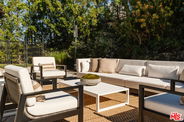 4 Buckboard Lane, Rolling Hills CA: https://media.crmls.org/mediaz/46dfb783-0e35-4d13-a856-8d7c1c1d0c57.jpg