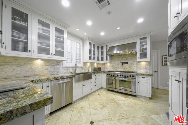 950 S Longwood Avenue, Los Angeles CA: https://media.crmls.org/mediaz/46e1e652-a496-4e53-8537-5e1a7e94432c.jpg