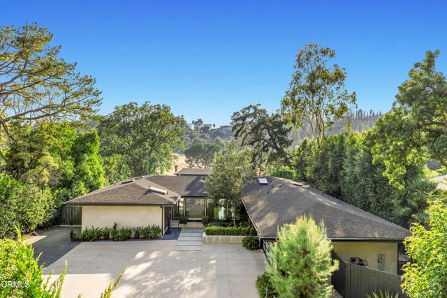 1240 Chateau Road, Pasadena CA: https://media.crmls.org/mediaz/46e2335c-ffa8-4dcb-9be9-155b413e0912.jpg