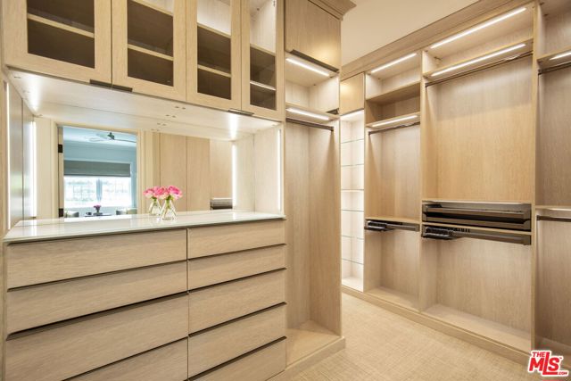 204 S Plymouth Boulevard, Los Angeles CA: https://media.crmls.org/mediaz/46e2742b-788c-4e0d-847d-311e1214eaf9.jpg