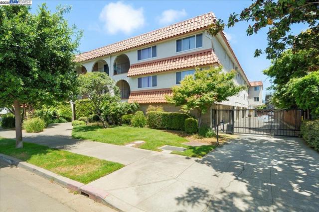 2133 Santa Clara Ave, Alameda CA: https://media.crmls.org/mediaz/46e3de55-8da9-4787-8569-21dfdd1513bd.jpg