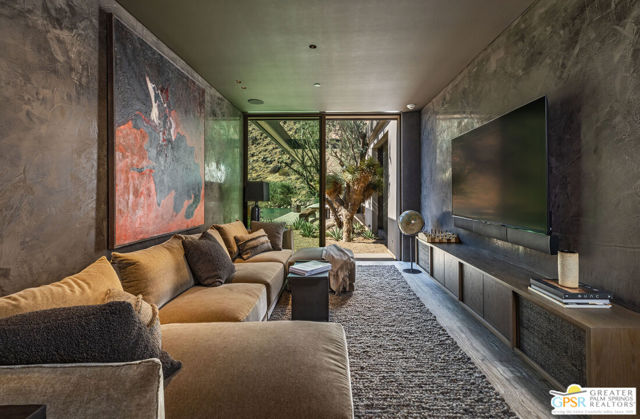 2215 Vista Distancia Court, Palm Springs, CA 92262