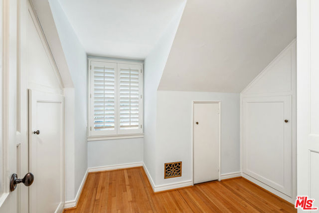 10574 Holman Avenue, Los Angeles CA: https://media.crmls.org/mediaz/46e4e0d7-e3a3-4072-96d7-b40daa85c239.jpg