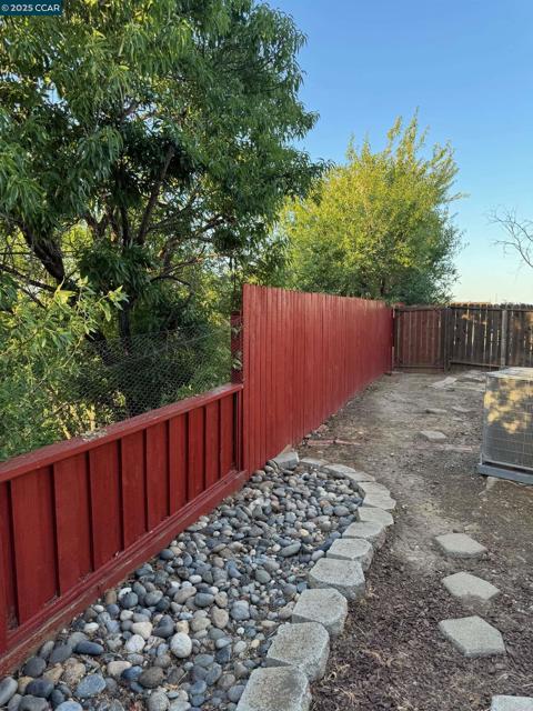 2139 Chestnut Dr, Pittsburg CA: https://media.crmls.org/mediaz/46e52105-9457-4ceb-a06b-b19e6311bf4e.jpg