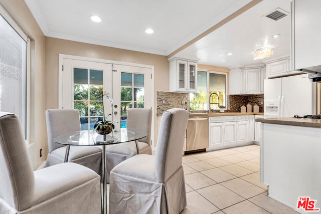 8333 Topeka Drive, Northridge CA: https://media.crmls.org/mediaz/46e5b351-9bf2-4ae9-a0e4-659c3eef1d10.jpg