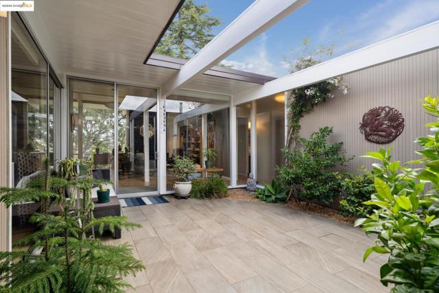 5345 Crown Ct, Castro Valley CA: https://media.crmls.org/mediaz/46e77be0-e975-4622-bd6c-66e99aff778d.jpg