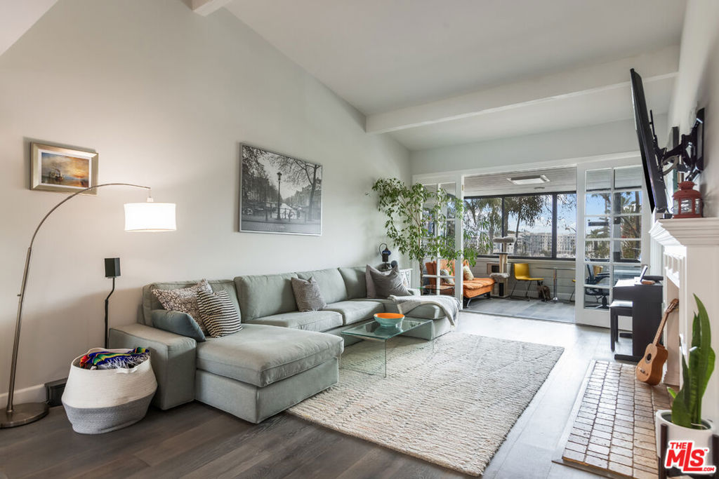 310 Tahiti Way #302