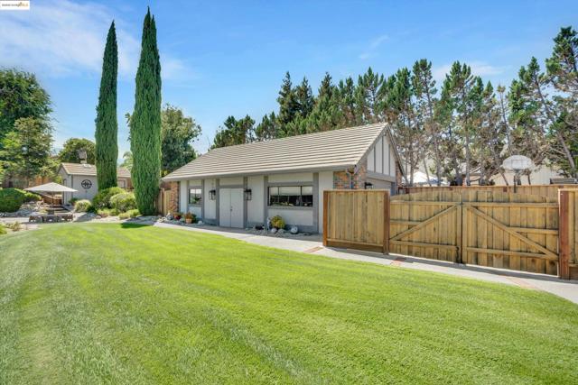 2960 Almondwood Pl, Oakley CA: https://media.crmls.org/mediaz/46e831bd-e2a4-492c-baa2-649443869b38.jpg