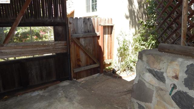 108 Green St, Martinez CA: https://media.crmls.org/mediaz/46e83f75-8172-4b3c-bb6b-5f8a8edf672a.jpg
