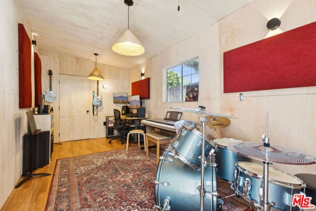 1491 Oak Grove Drive, Los Angeles CA: https://media.crmls.org/mediaz/46e9f1be-d072-4ebf-8fc0-731c6994a100.jpg