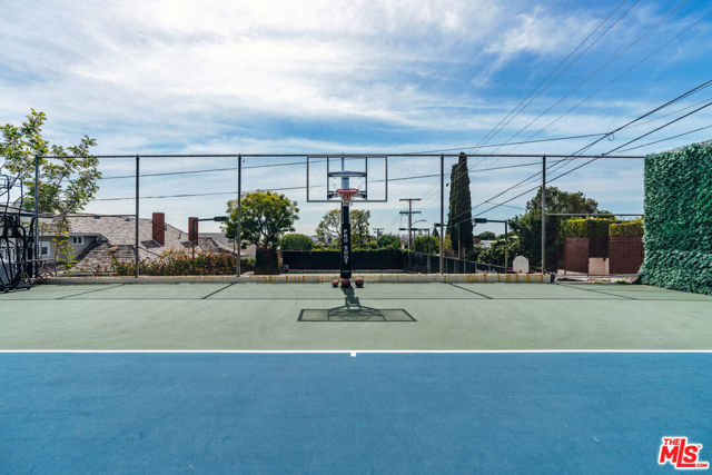 727 N Alta Drive, Beverly Hills CA: https://media.crmls.org/mediaz/46eac51b-4592-42e8-8b49-2309d61a44f0.jpg