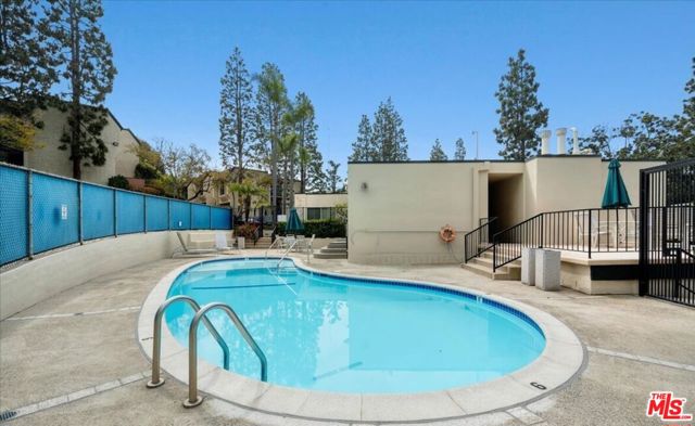 11260 Overland Avenue, Culver City, California 90230, 3 Bedrooms Bedrooms, ,1 BathroomBathrooms,Condominium,For Sale,Overland,24393005
