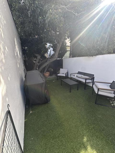 Detail Gallery Image 11 of 11 For 130 Orlando Ave #130 1/2,  Los Angeles,  CA 90048 - 2 Beds | 1 Baths