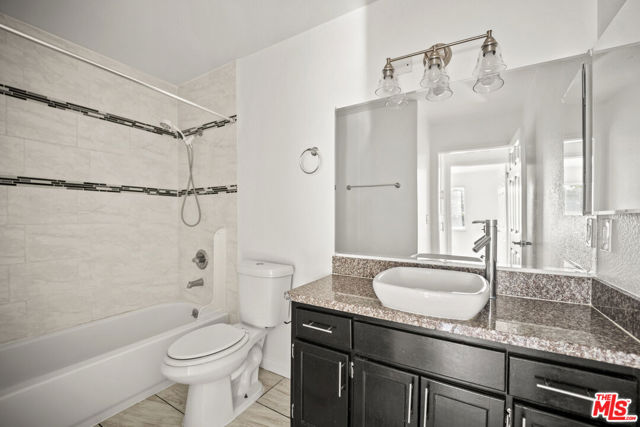 412 Coronado Terrace, Los Angeles CA: https://media.crmls.org/mediaz/46ecc5f3-9bf9-473a-96a9-fdee68d16ce8.jpg