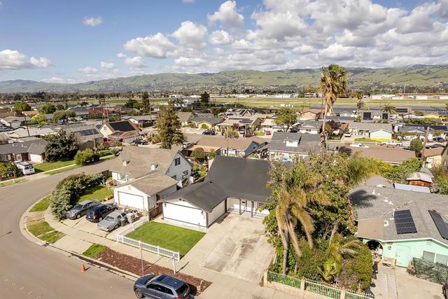 2068 Interbay Drive, San Jose CA: https://media.crmls.org/mediaz/46ece3f5-eb4b-4a05-bef0-ad326319ceaa.jpg