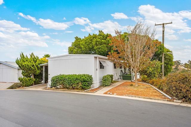 2003 Bayview Heights Dr, San Diego CA: https://media.crmls.org/mediaz/46ee28c9-584a-4c2f-81ce-0bb01a6fa93b.jpg