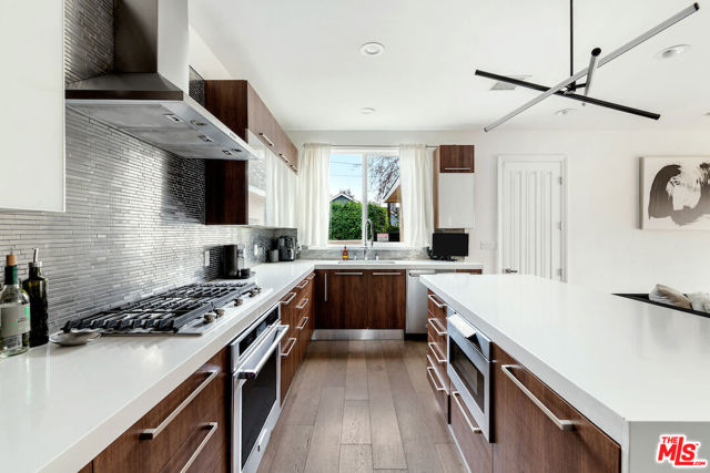 12504 Kling Street, Studio City CA: https://media.crmls.org/mediaz/46ee59e6-2fdd-49a7-bddc-d608280bcbac.jpg