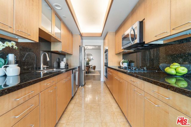 13600 Marina Pointe Drive, Marina del Rey CA: https://media.crmls.org/mediaz/46eeab5f-5a03-4a4c-9e35-6ae66c17bfcc.jpg