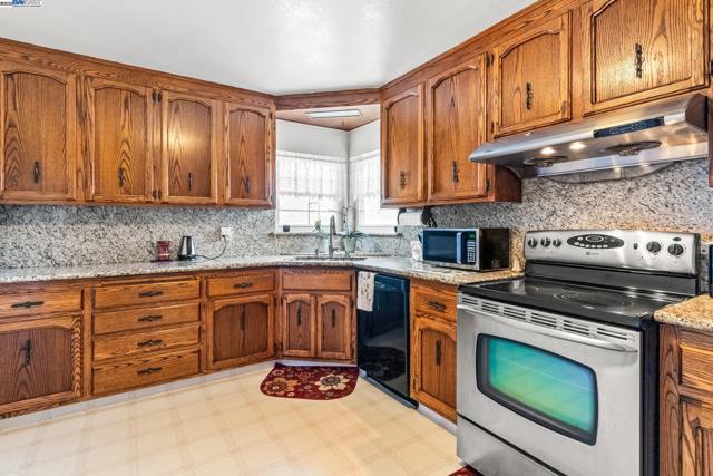 18289 Meekland Ave, Hayward CA: https://media.crmls.org/mediaz/46eec017-d664-4b7b-8cc9-a684cb1a737d.jpg