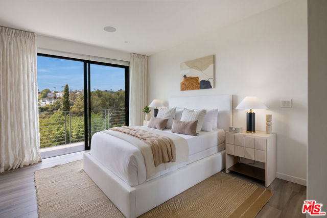 5751 Valley Oak Drive, Los Angeles CA: https://media.crmls.org/mediaz/46efbf0d-9677-4948-85a7-d3c6209c1d1d.jpg