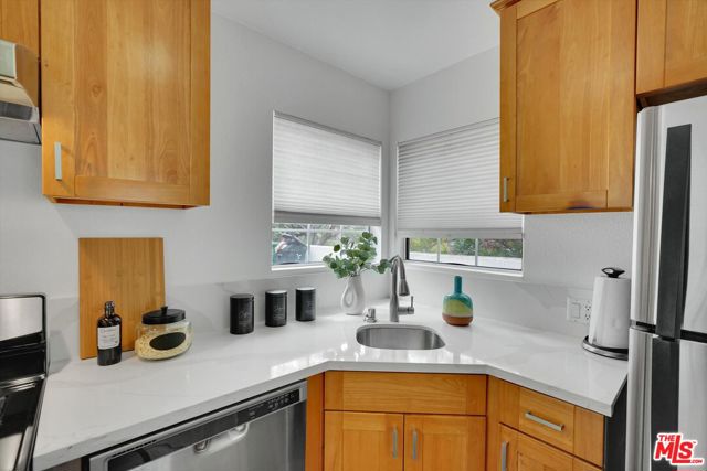 828 Hill Street, Santa Monica CA: https://media.crmls.org/mediaz/46f07b8d-a6c9-4e9e-ad10-0e167b38edd1.jpg