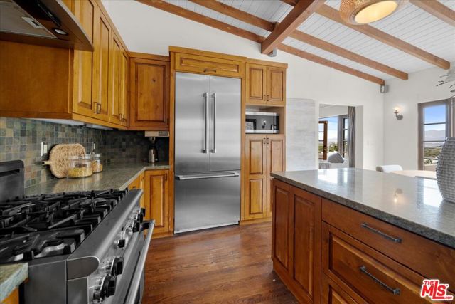3074 Lake Hollywood Drive, Los Angeles CA: https://media.crmls.org/mediaz/46f0a548-3293-4961-8ffa-f17a53581d73.jpg