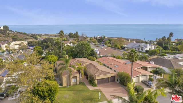 3516 Malibu Country Drive, Malibu CA: https://media.crmls.org/mediaz/46f1003f-5727-4e58-a616-68bd4cced1d2.jpg