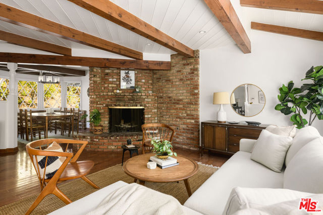 3856 Hayvenhurst Avenue, Encino CA: https://media.crmls.org/mediaz/46f1a1fd-6479-44fb-87c8-61b9840287d9.jpg