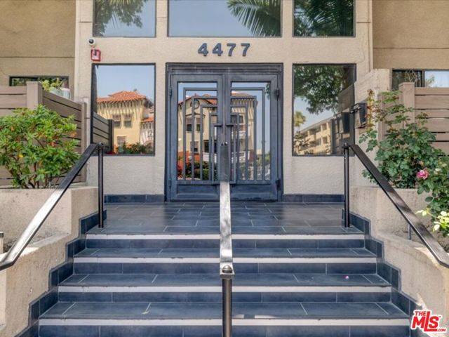 4477 Woodman Avenue, Sherman Oaks CA: https://media.crmls.org/mediaz/46f1dcc3-b585-4994-8264-d02c28a9e606.jpg