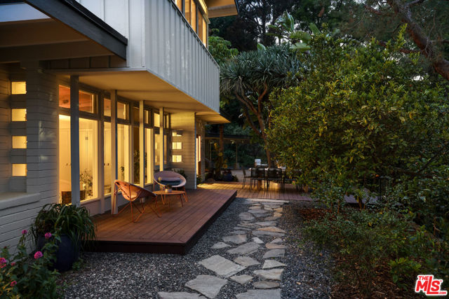 7349 Pacific View Drive, Los Angeles CA: https://media.crmls.org/mediaz/46f1f0ff-cceb-4a09-959a-7cce11b4cf42.jpg