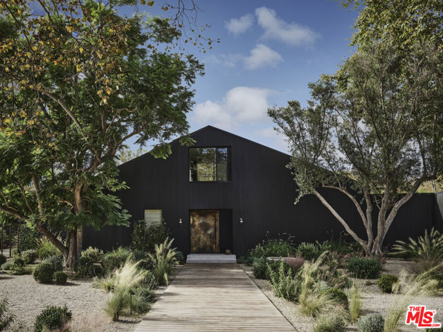6153 Bonsall Drive, Malibu CA: https://media.crmls.org/mediaz/46f4063c-d823-46c7-822e-5a68b4cc8d2d.jpg