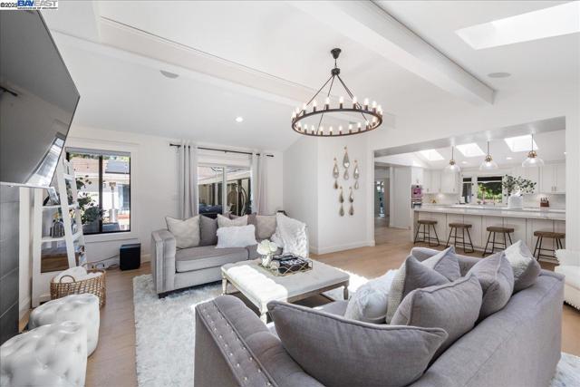 325 Crest Ave, Alamo CA: https://media.crmls.org/mediaz/46f4d7cb-cd7d-4152-9dc6-d02608358478.jpg
