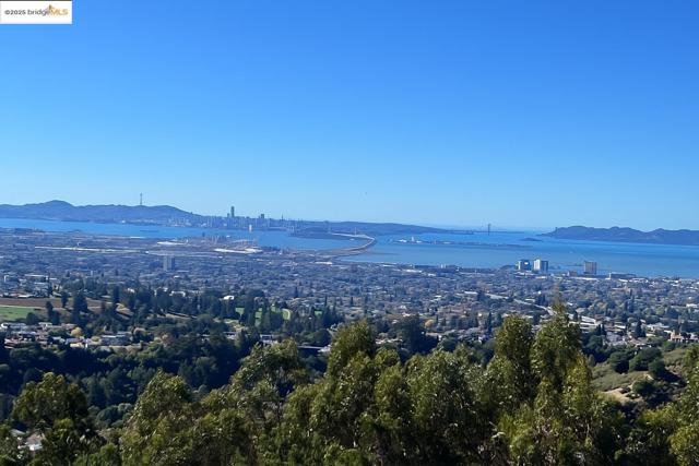 6413 Gwin Ct, Oakland CA: https://media.crmls.org/mediaz/46f5274b-ce95-4320-a17f-474e9c0cec40.jpg