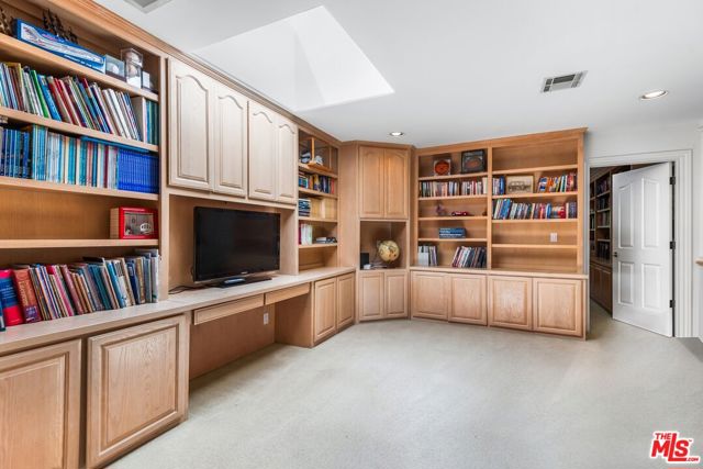 17040 Rancho Street, Encino CA: https://media.crmls.org/mediaz/46f5862d-bfae-43b2-8565-9102c1a6a8c0.jpg