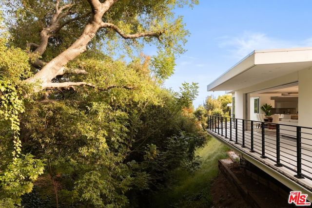 1124 Summit Drive, Beverly Hills CA: https://media.crmls.org/mediaz/46f60126-0c36-4cb7-a23d-6bb4b1d1a478.jpg