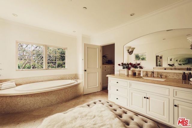 223 24th Street, Santa Monica CA: https://media.crmls.org/mediaz/46f638f2-bc13-44b3-a220-a839075a91d4.jpg