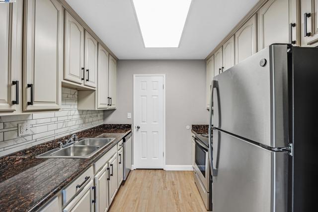 394 Caliente Dr, San Leandro CA: https://media.crmls.org/mediaz/46f683b6-c9b8-461c-b2bc-df2a31836eaf.jpg