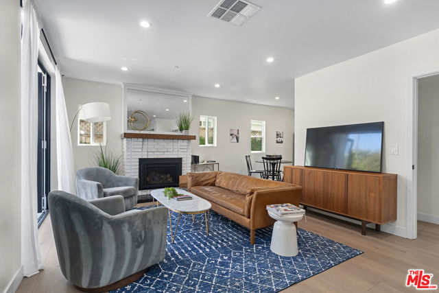 705 6th Avenue, Venice CA: https://media.crmls.org/mediaz/46f6e903-e761-4e86-85f2-d96c87eba9c6.jpg