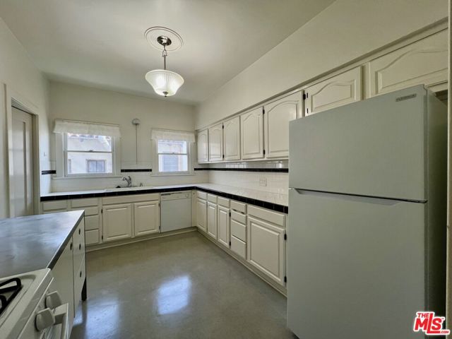143 N Sycamore Avenue, Los Angeles CA: https://media.crmls.org/mediaz/46f77000-f173-4f0f-8e66-88d5c47d2b89.jpg